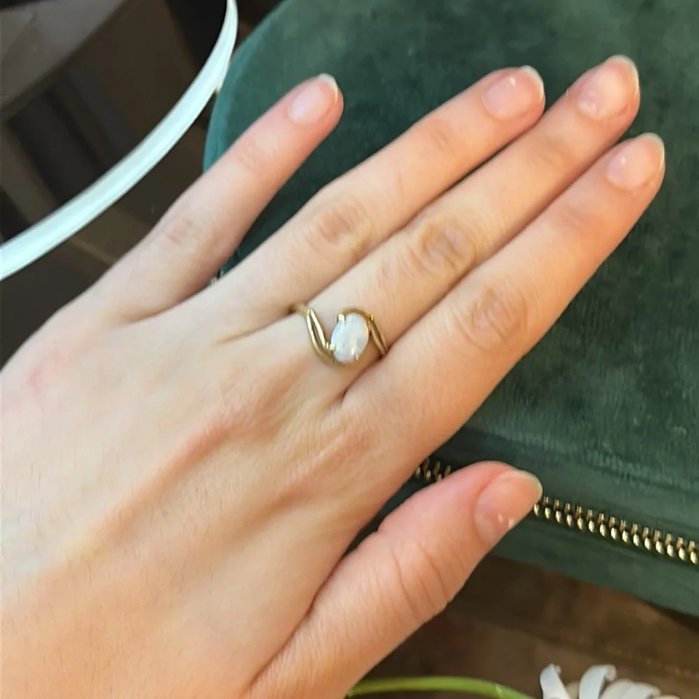 Vintage Opal ring 10k solid gold bypass wave setting - Picture 3 of 5